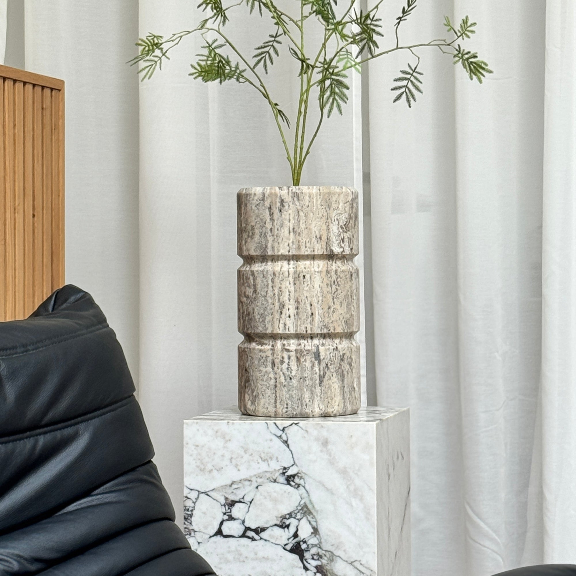 Stoned, not wasted: Grijs Travertin Vaas 'Don'