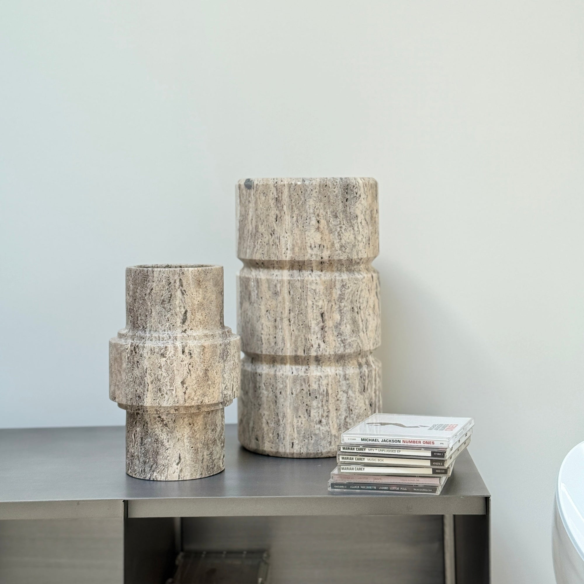 Stoned, not wasted: Grijs Travertin Vaas 'Don'